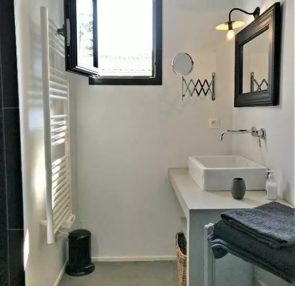 Majatalo Derrière La Plage : Suite, Patio Et Pergola