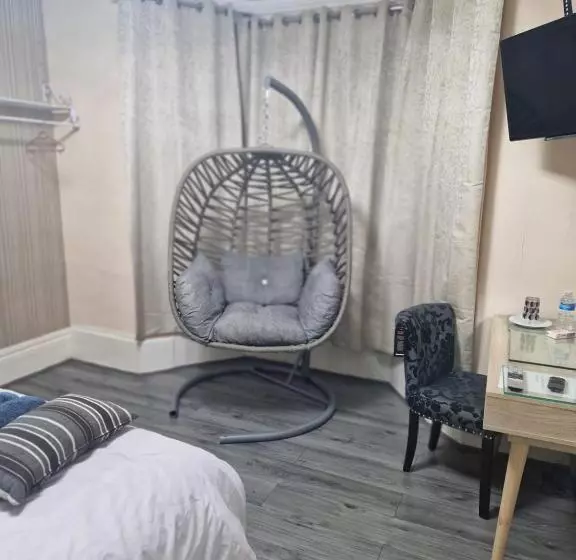 Majatalo Highfields House   Free Wifi   Free Local Parking