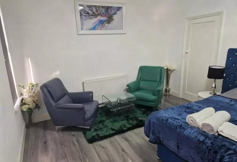 Majatalo Highfields House   Free Wifi   Free Local Parking