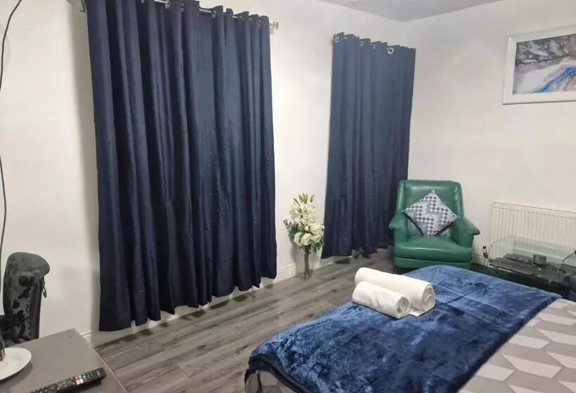 Majatalo Highfields House   Free Wifi   Free Local Parking