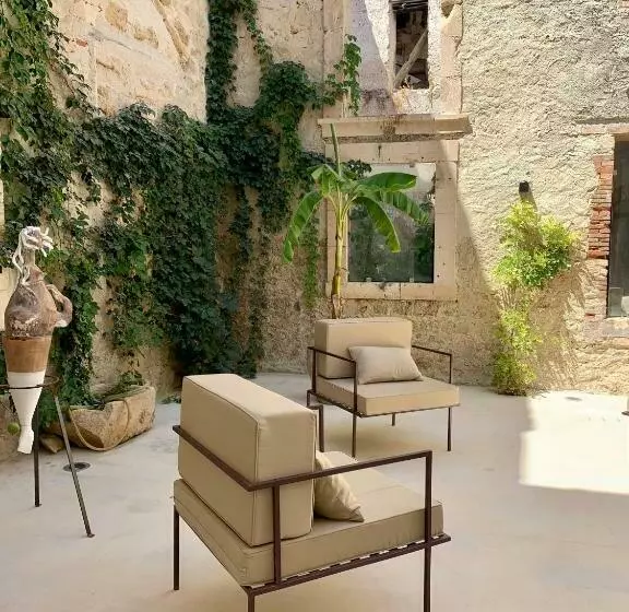 Isabella Di Castiglia Apartments