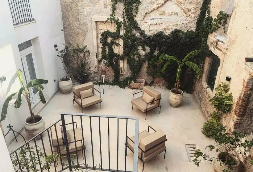 Isabella Di Castiglia Apartments