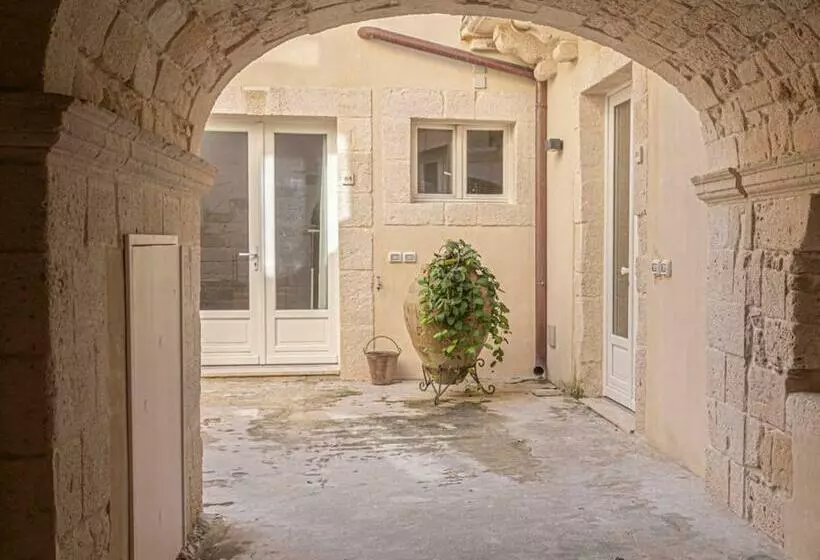 Isabella Di Castiglia Apartments