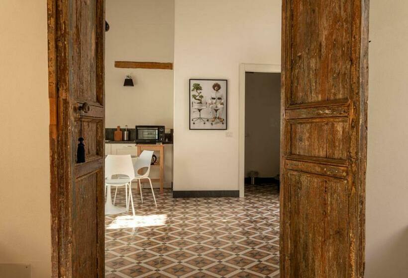 Isabella Di Castiglia Apartments