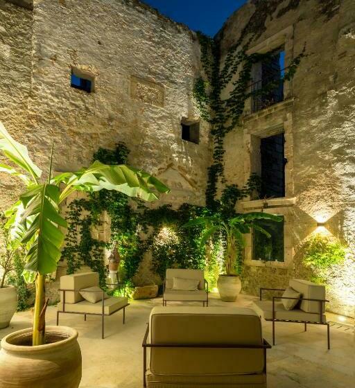 Isabella Di Castiglia Apartments