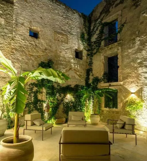 Isabella Di Castiglia Apartments