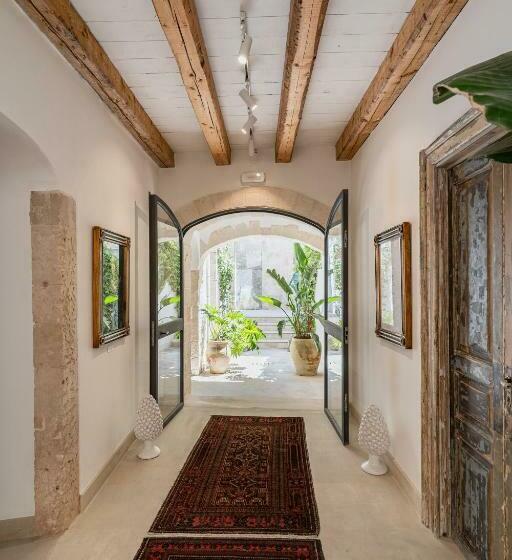 Isabella Di Castiglia Apartments