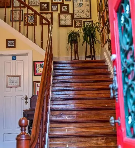 پانسیون Vintage Balcony Guesthouse