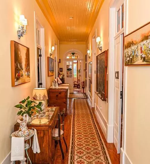 پانسیون Vintage Balcony Guesthouse