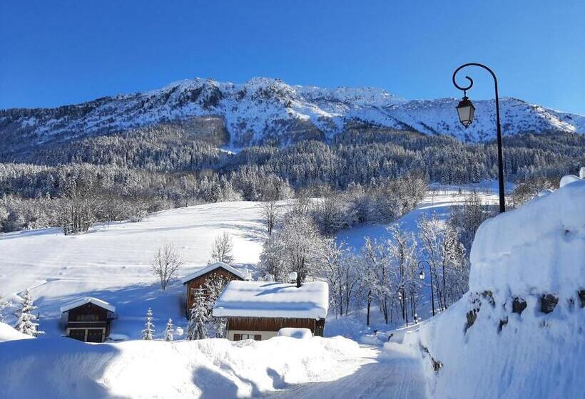 هتل Chalet Du Crey