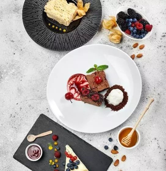 Sonata Hotel & Restaurant готель соната