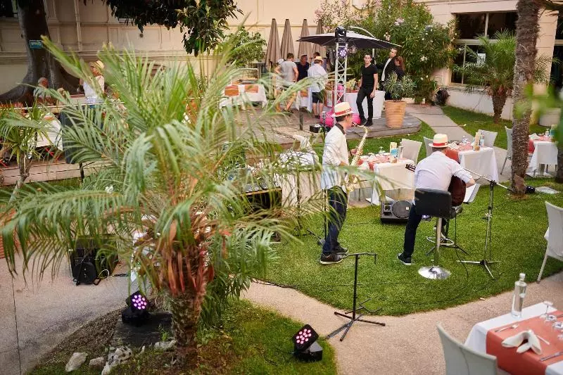 Отель Vacances Bleues Balmoral