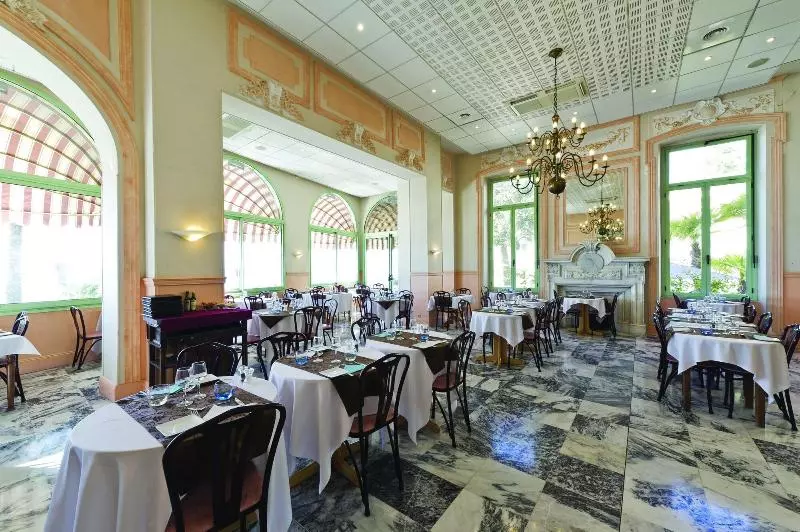 Отель Vacances Bleues Balmoral