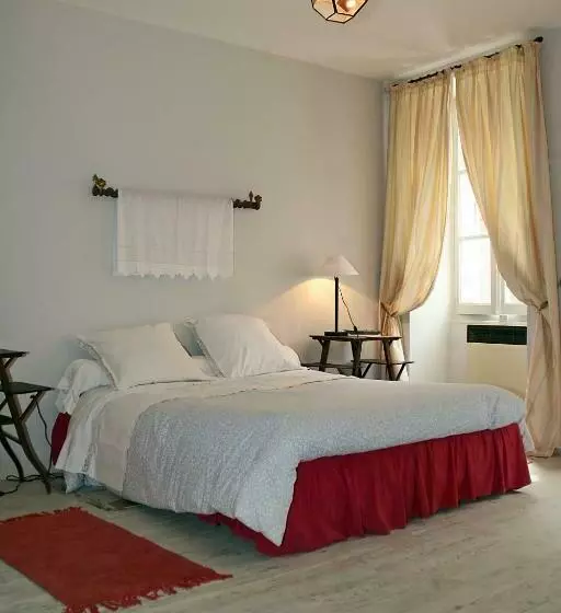 ベッドアンドブレックファースト Le Tabellion