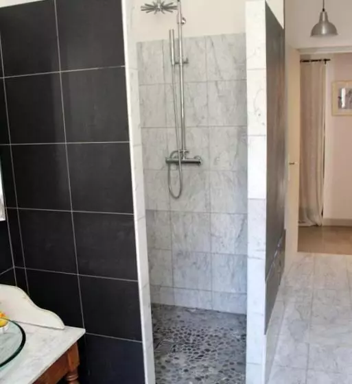 ベッドアンドブレックファースト Le Tabellion