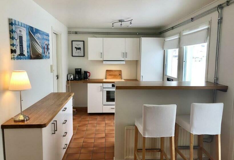 Henåns Hostel In The Marina