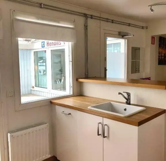 Henåns Hostel In The Marina