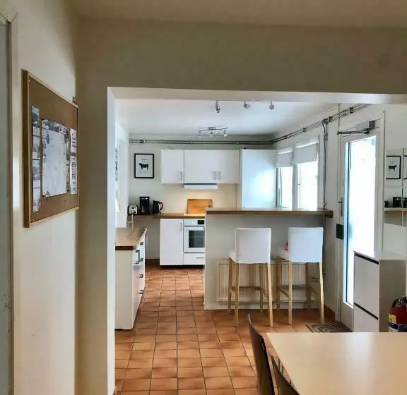 Henåns Hostel In The Marina