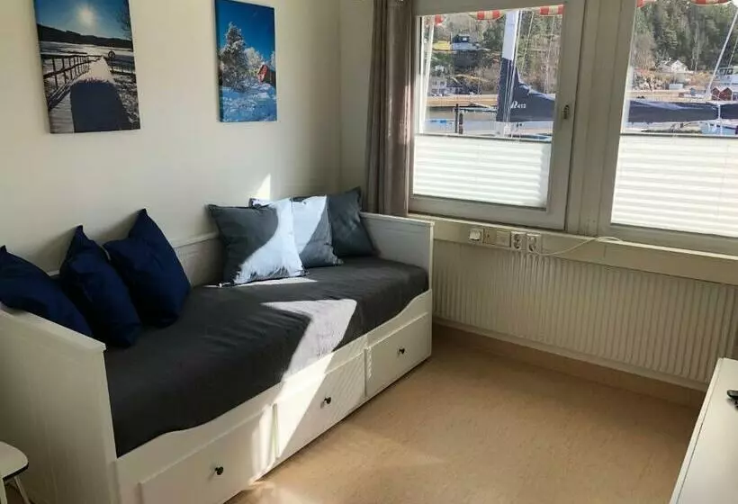 Henåns Hostel In The Marina