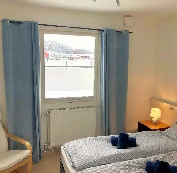 Henåns Hostel In The Marina