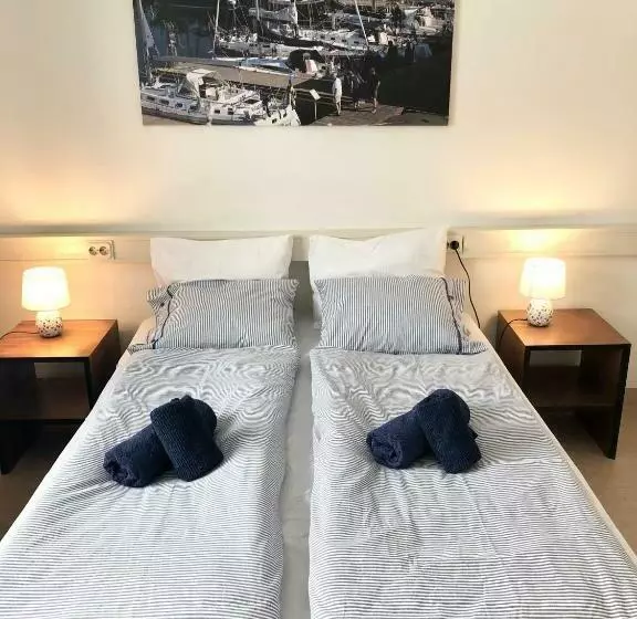 Henåns Hostel In The Marina