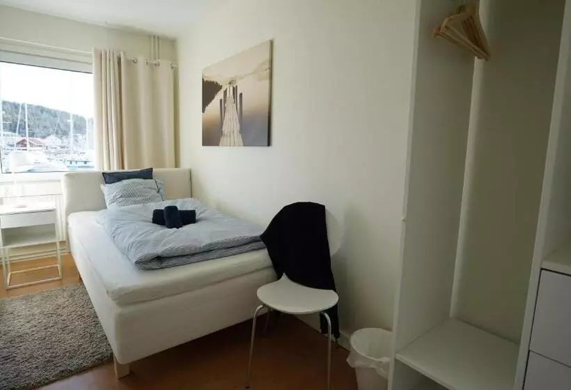 Henåns Hostel In The Marina