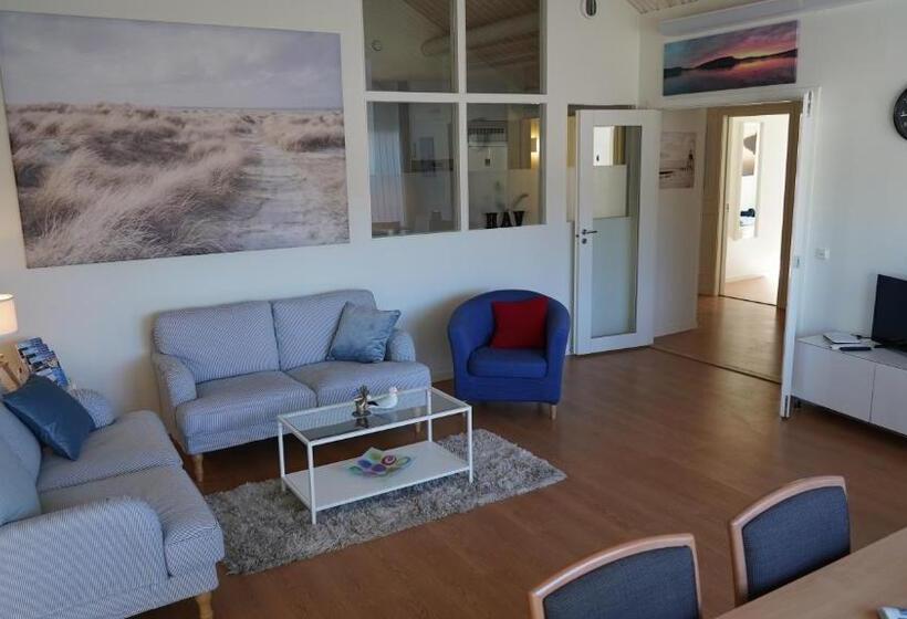 Henåns Hostel In The Marina