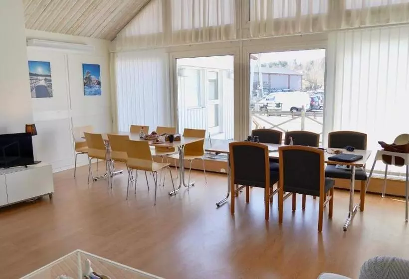 Henåns Hostel In The Marina