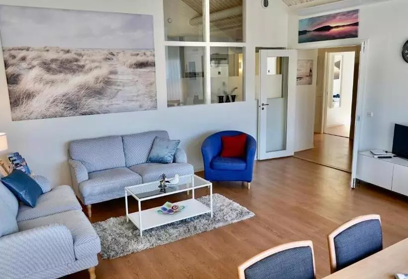 Henåns Hostel In The Marina