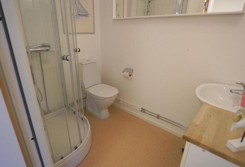 Henåns Hostel In The Marina