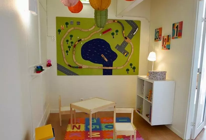 Henåns Hostel In The Marina