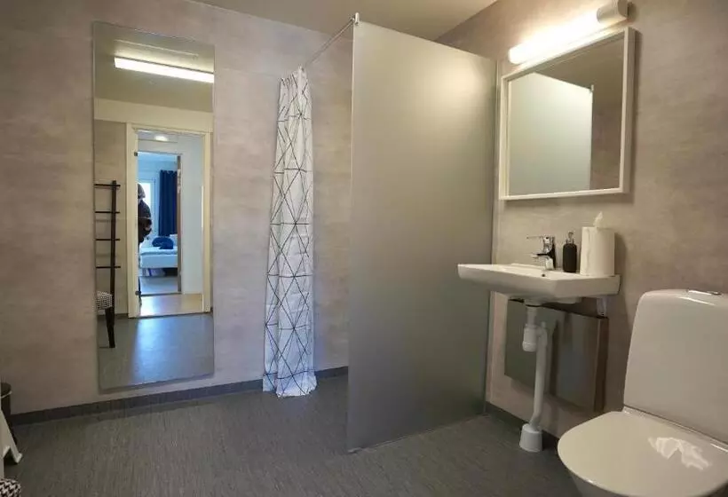 Henåns Hostel In The Marina