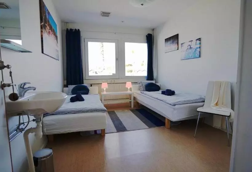 Henåns Hostel In The Marina