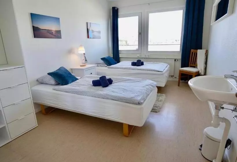 Henåns Hostel In The Marina