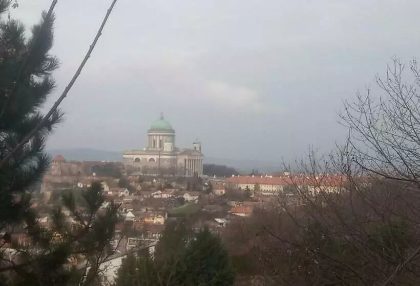 ユースホステル Esztergom Central