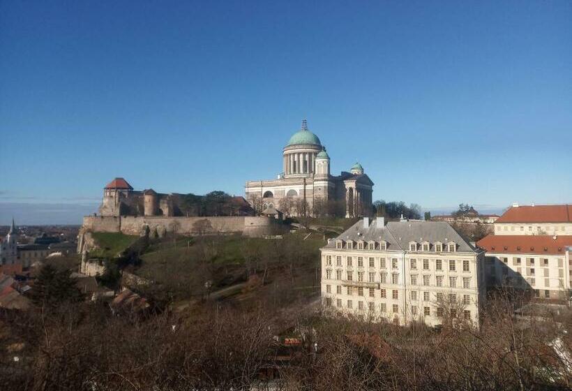 הוסטל Esztergom Central