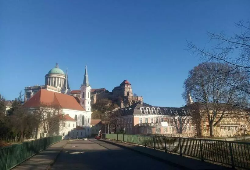 ユースホステル Esztergom Central