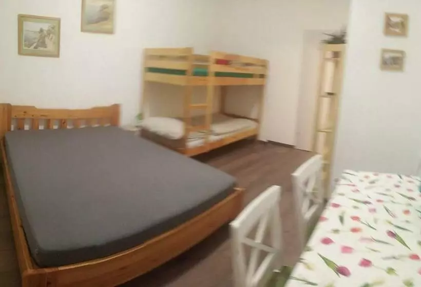 ユースホステル Esztergom Central