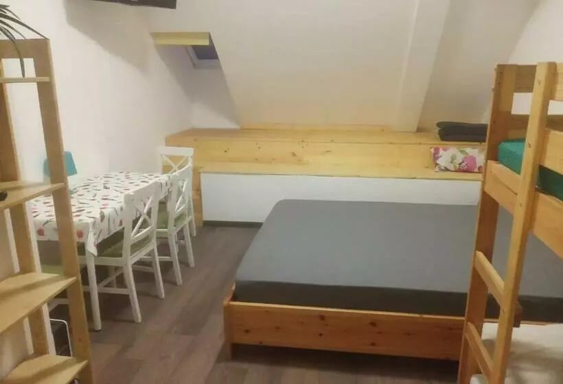 ユースホステル Esztergom Central