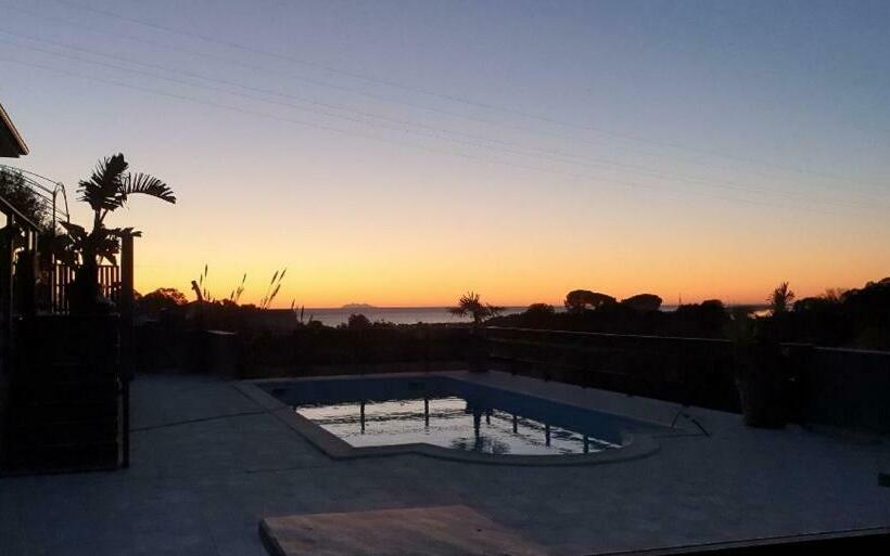 تختخواب و صبحانه Au Bien être