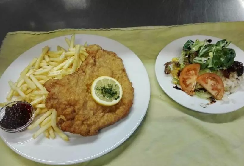 ユースホステル Pension Restaurant Meran