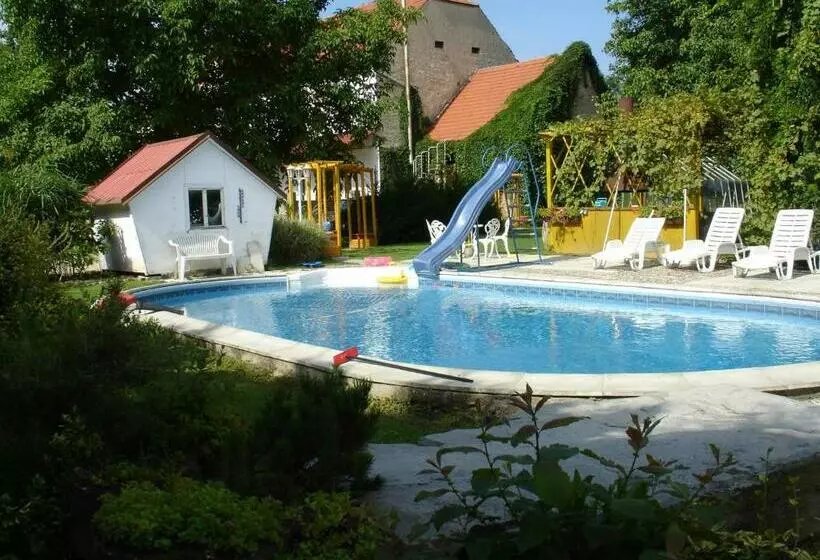 Majatalo Penzion U Lípy