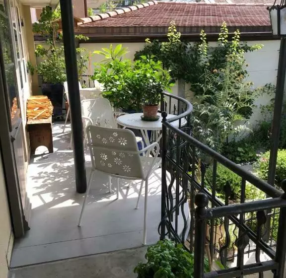 تختخواب و صبحانه Good4yew Bnb