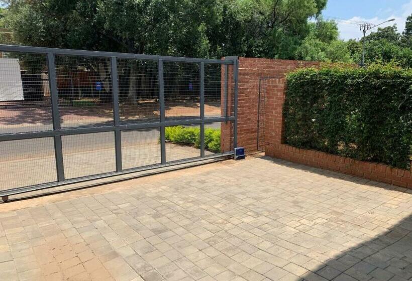 Пансион The Chameleon