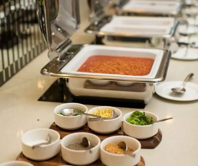 Ashlee Plaza Patong Hotel & Spa