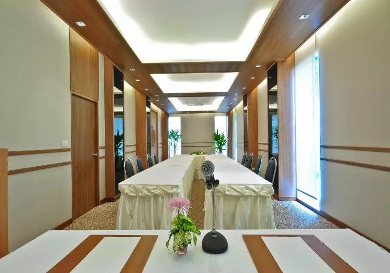 Ashlee Plaza Patong Hotel & Spa