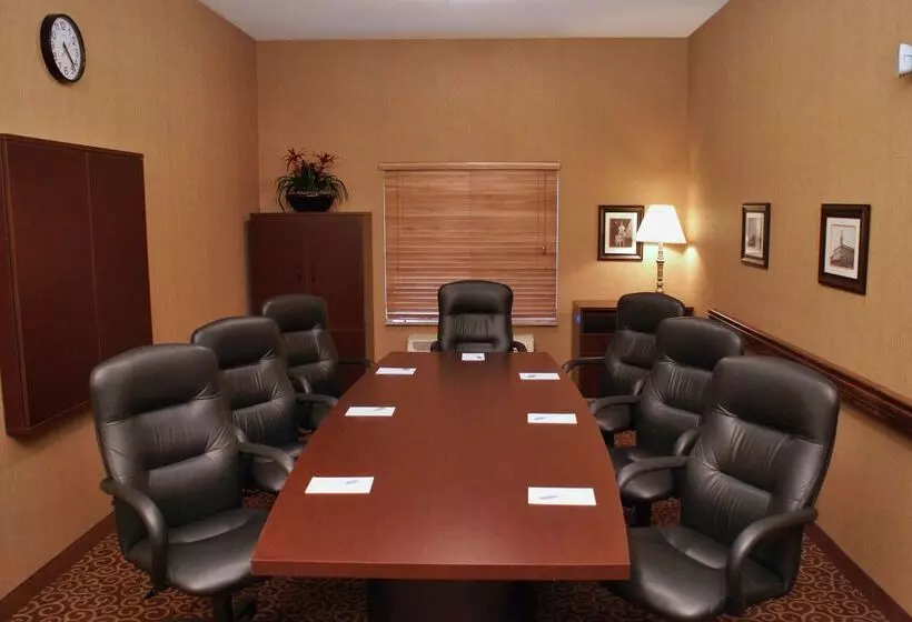 Отель Hampton Inn & Suites Red Bluff