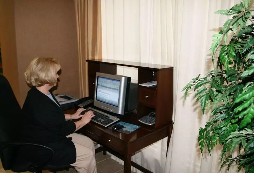 Отель Hampton Inn & Suites Red Bluff