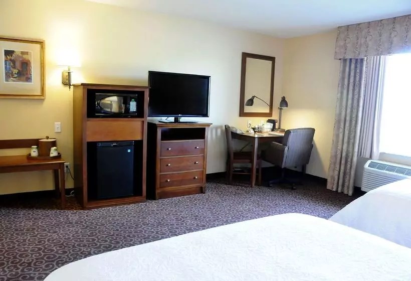 Отель Hampton Inn & Suites Red Bluff