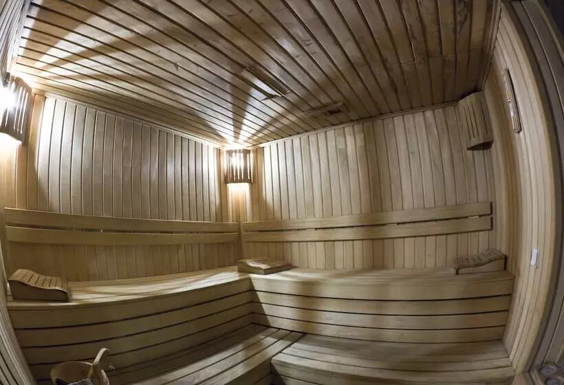 Отель Holiday City